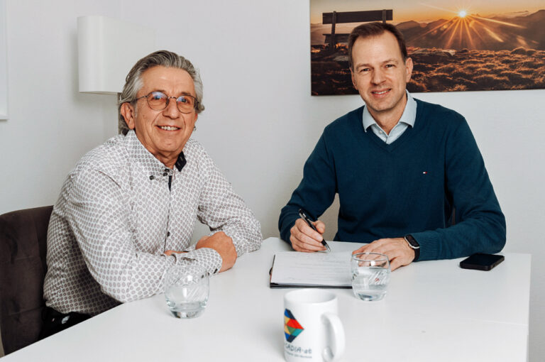 Cadia Software GmbH Gründer Stefan Langwald und Geschäftsführer Mag. Unterweger sitzen gemeinsam am Schreibtisch