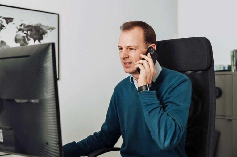 Deutsche Supportanfrage wird von Cadia Software GmbH Geschäftsführer am Telefon beantwortet