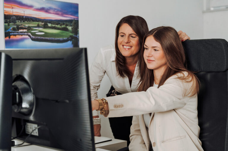 Zwei Frauen im Büro arbeiten am Computer mit CadiaOffice Enterprise das Warenwirtschaftssystem für die Schweiz